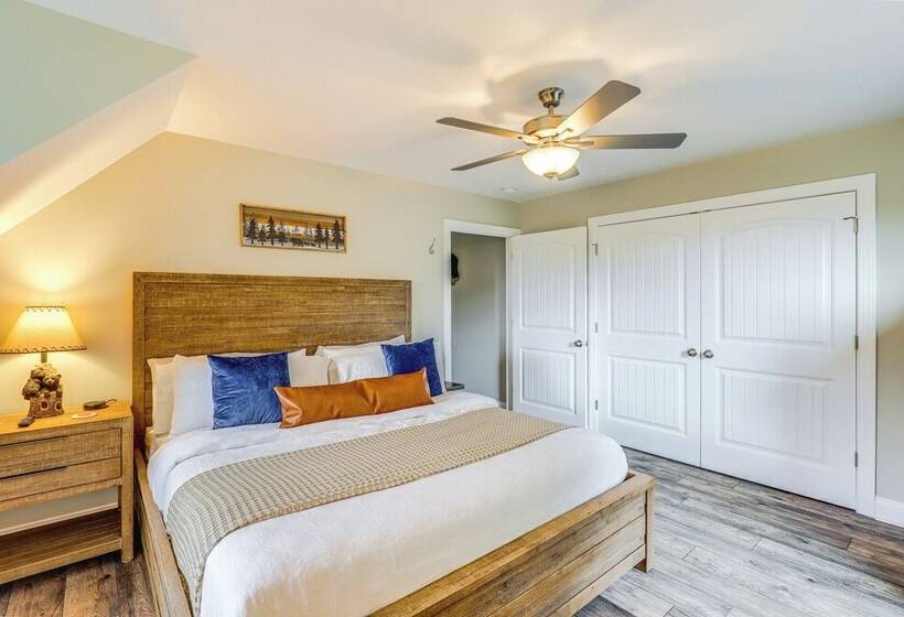 Secluded Retreat W/ Hot Tub, 10 Mi To Asheville!