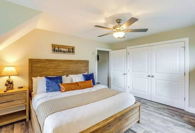 Secluded Retreat W/ Hot Tub, 10 Mi To Asheville!