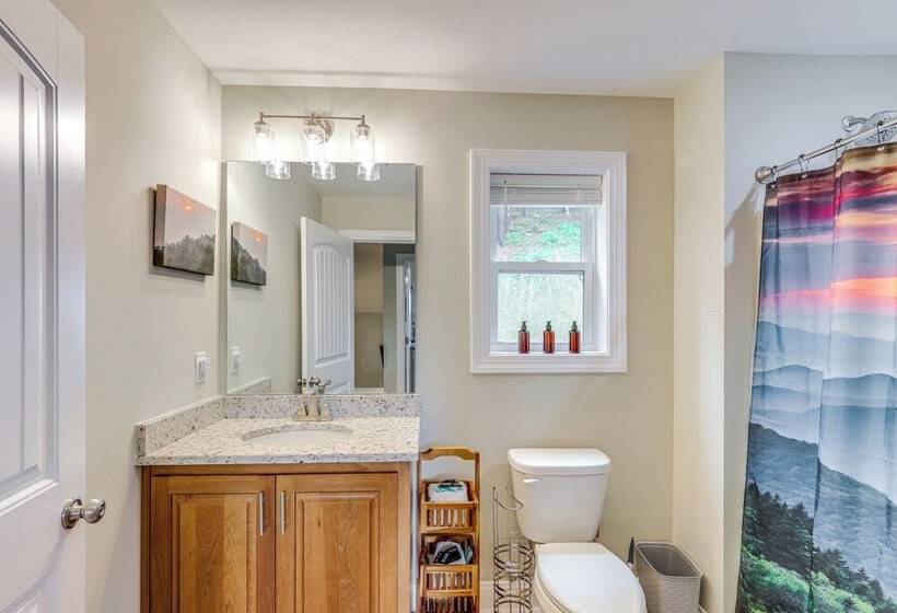 Secluded Retreat W/ Hot Tub, 10 Mi To Asheville!
