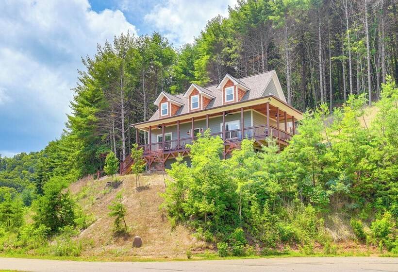 Secluded Retreat W/ Hot Tub, 10 Mi To Asheville!