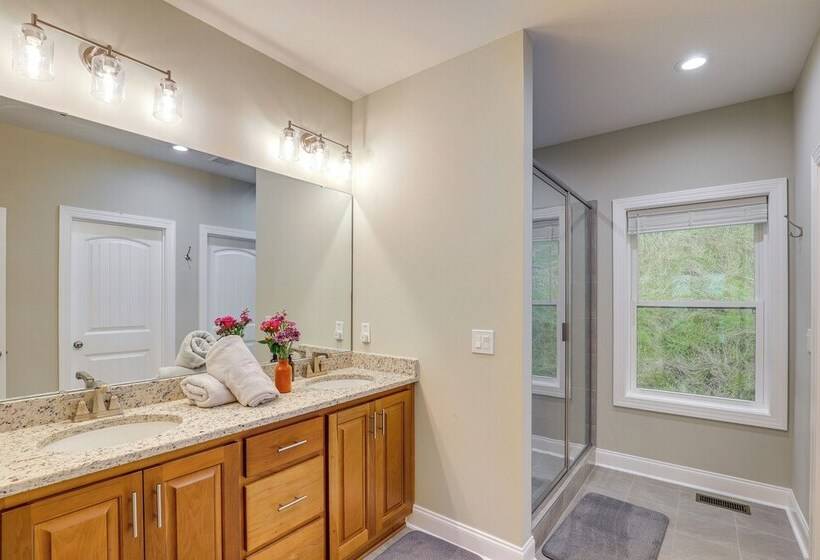 Secluded Retreat W/ Hot Tub, 10 Mi To Asheville!