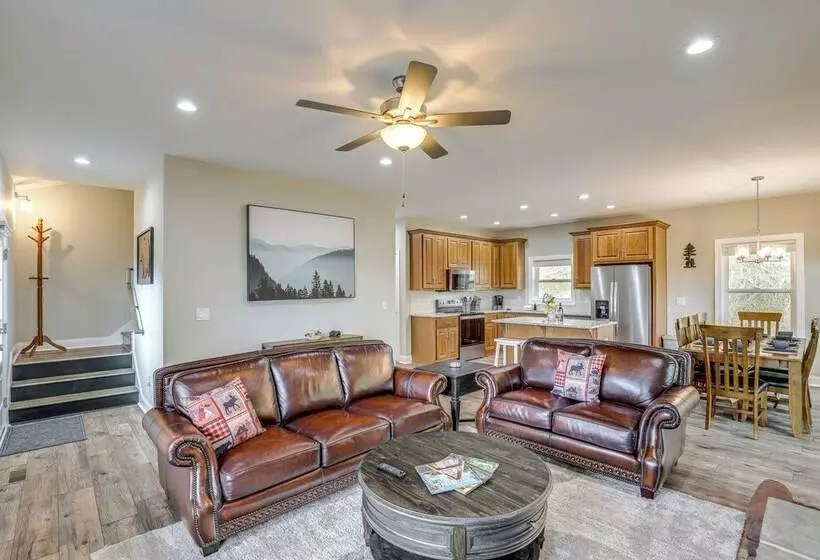 Secluded Retreat W/ Hot Tub, 10 Mi To Asheville!