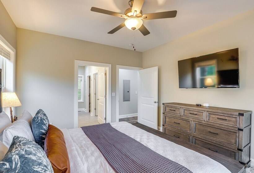 Secluded Retreat W/ Hot Tub, 10 Mi To Asheville!