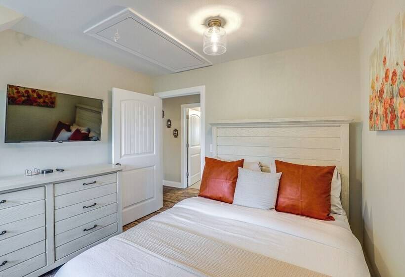 Secluded Retreat W/ Hot Tub, 10 Mi To Asheville!