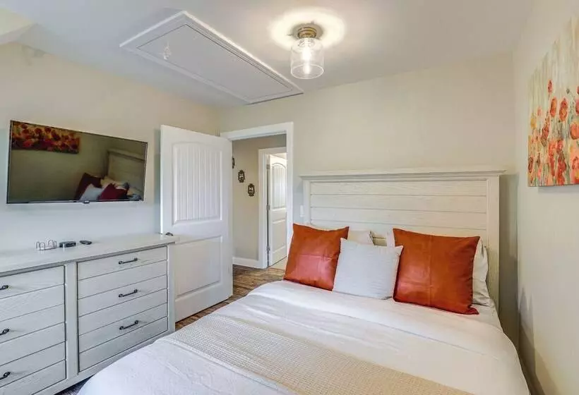 Secluded Retreat W/ Hot Tub, 10 Mi To Asheville!