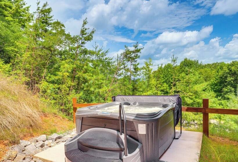 Secluded Retreat W/ Hot Tub, 10 Mi To Asheville!
