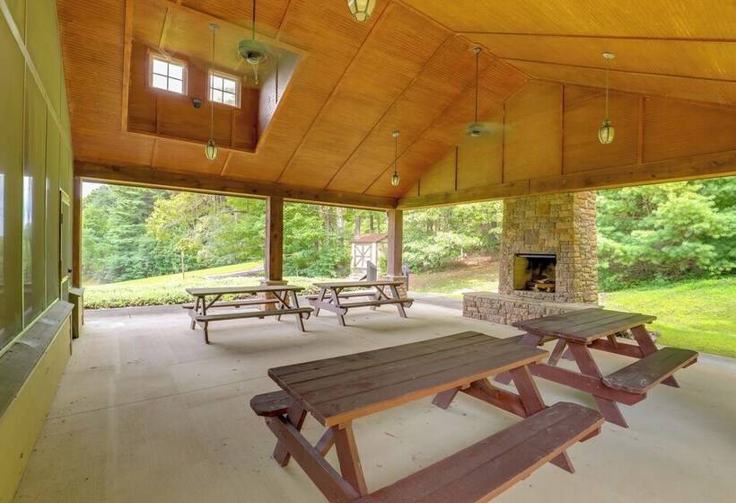 Secluded Retreat W/ Hot Tub, 10 Mi To Asheville!