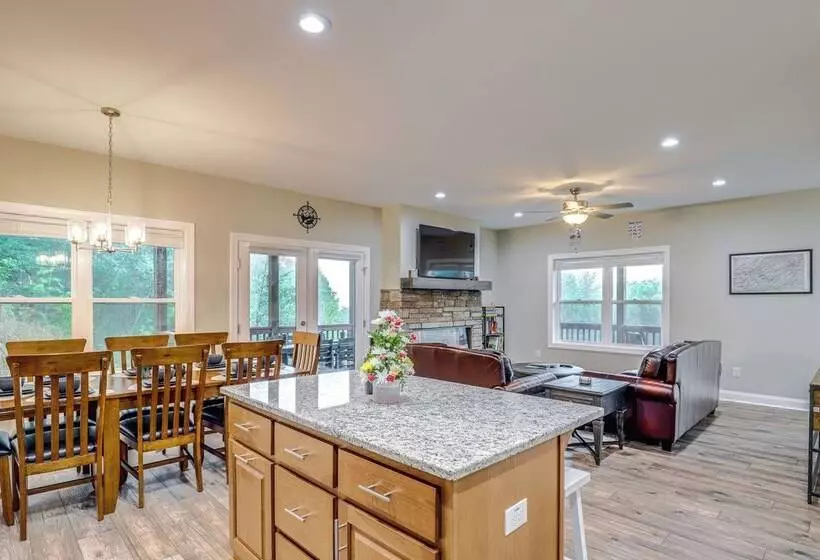 Secluded Retreat W/ Hot Tub, 10 Mi To Asheville!