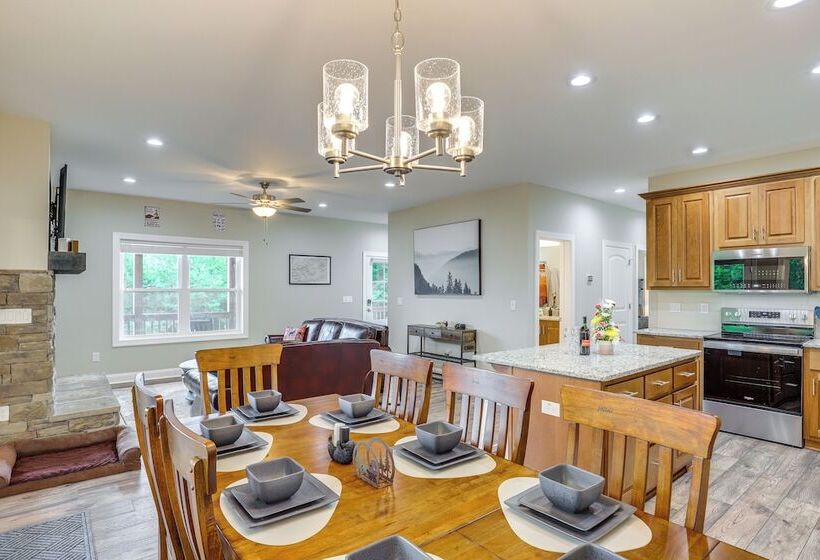 Secluded Retreat W/ Hot Tub, 10 Mi To Asheville!