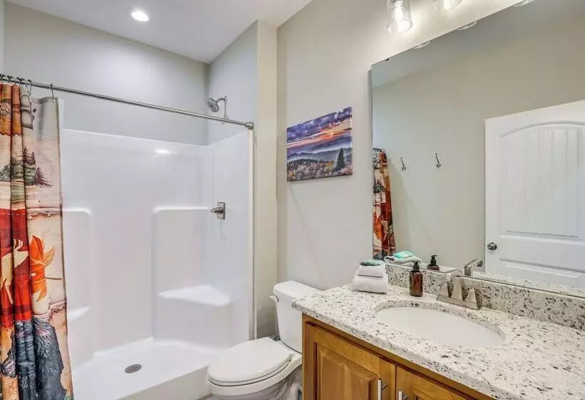 Secluded Retreat W/ Hot Tub, 10 Mi To Asheville!