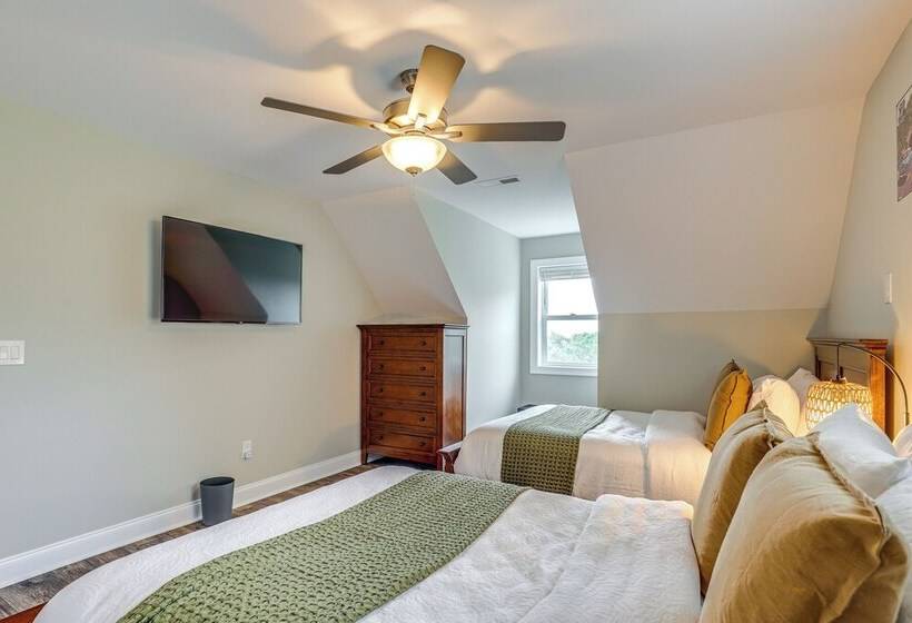 Secluded Retreat W/ Hot Tub, 10 Mi To Asheville!