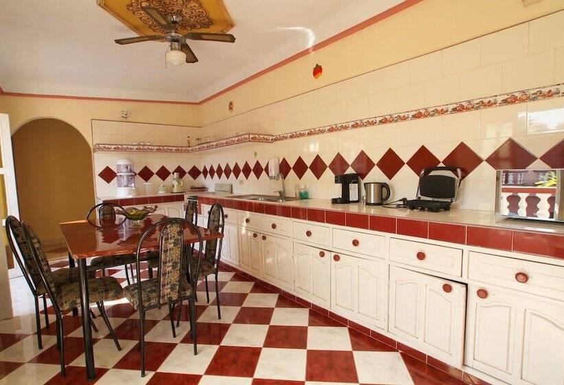 تختخواب و صبحانه Hostal Los Balcones