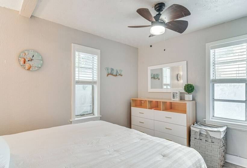 Colorful St Petersburg Gem W/ Patio, Near Beaches!