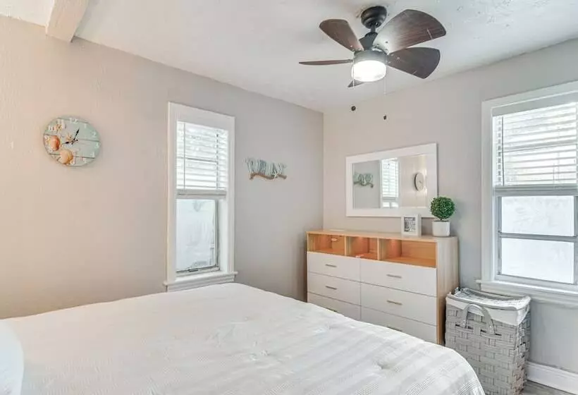 Colorful St Petersburg Gem W/ Patio, Near Beaches!