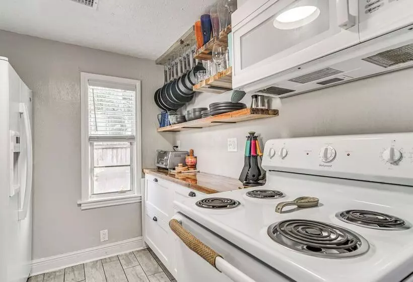 Colorful St Petersburg Gem W/ Patio, Near Beaches!