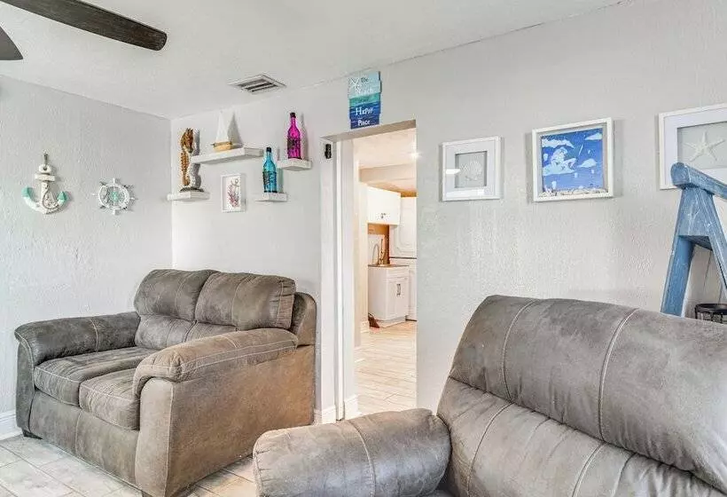 Colorful St Petersburg Gem W/ Patio, Near Beaches!