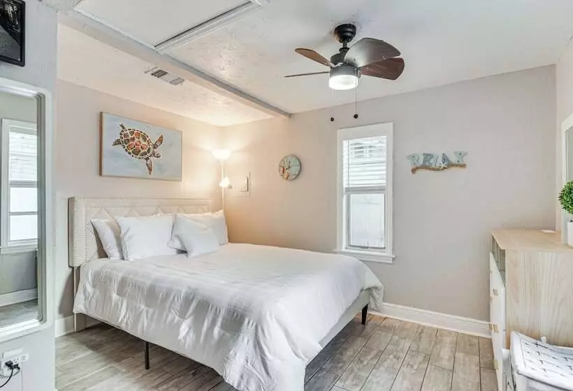 Colorful St Petersburg Gem W/ Patio, Near Beaches!