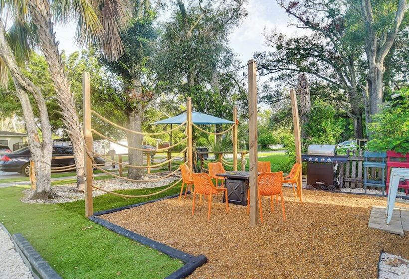 Colorful St Petersburg Gem W/ Patio, Near Beaches!
