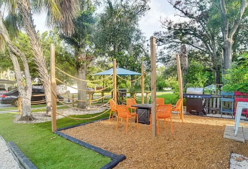 Colorful St Petersburg Gem W/ Patio, Near Beaches!