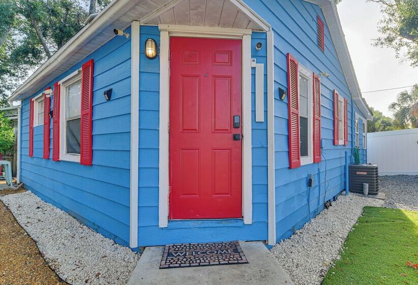 Colorful St Petersburg Gem W/ Patio, Near Beaches!