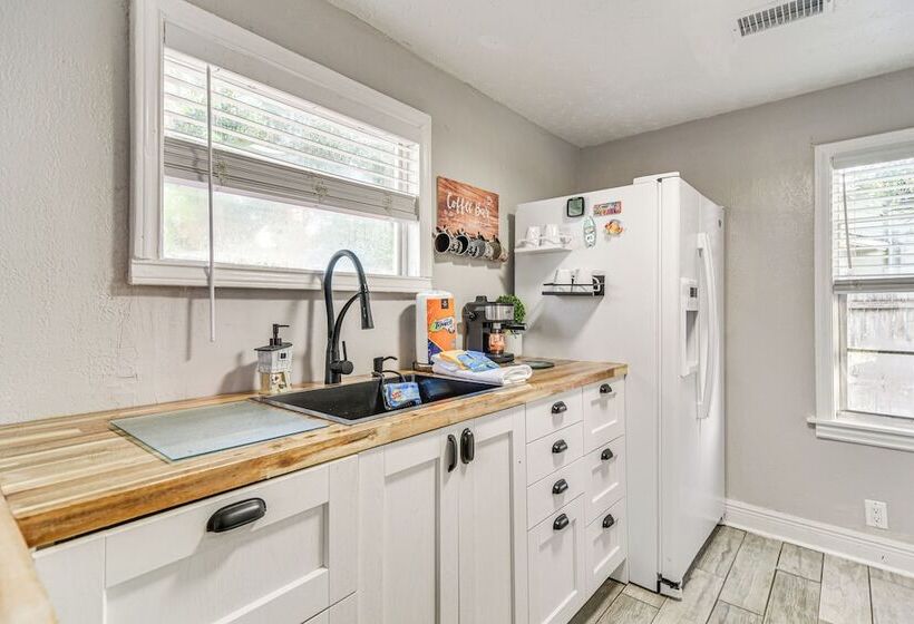 Colorful St Petersburg Gem W/ Patio, Near Beaches!