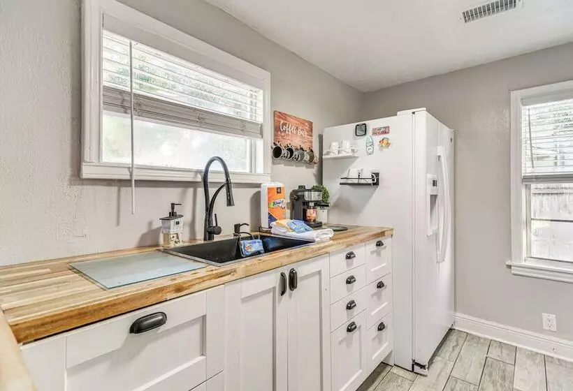 Colorful St Petersburg Gem W/ Patio, Near Beaches!