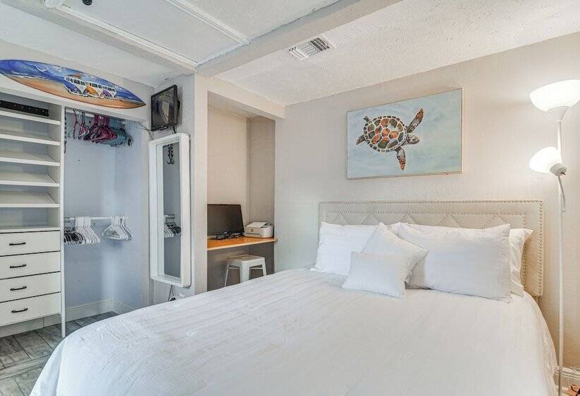 Colorful St Petersburg Gem W/ Patio, Near Beaches!