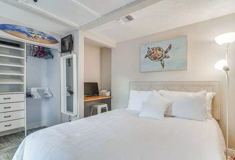 Colorful St Petersburg Gem W/ Patio, Near Beaches!