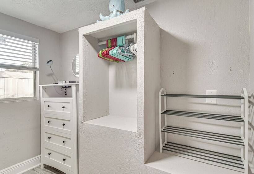 Colorful St Petersburg Gem W/ Patio, Near Beaches!