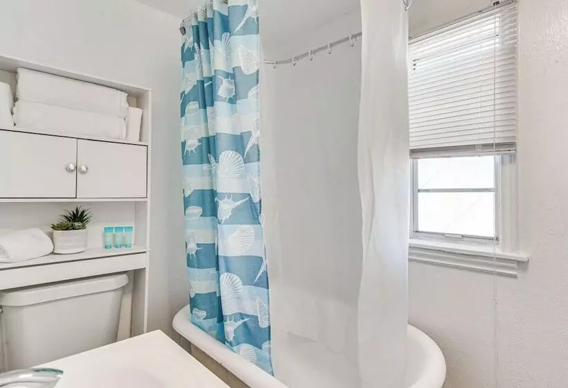 Colorful St Petersburg Gem W/ Patio, Near Beaches!