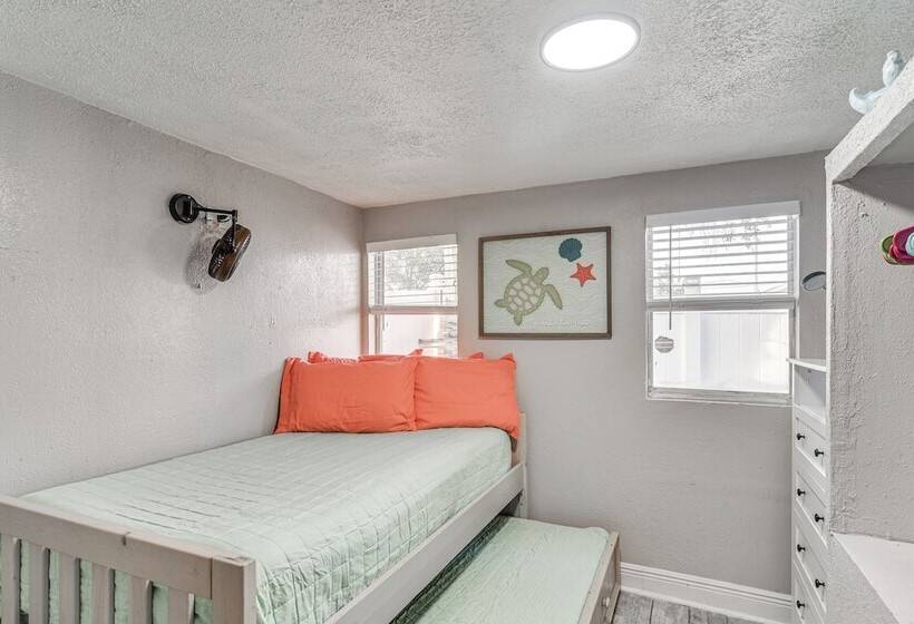 Colorful St Petersburg Gem W/ Patio, Near Beaches!