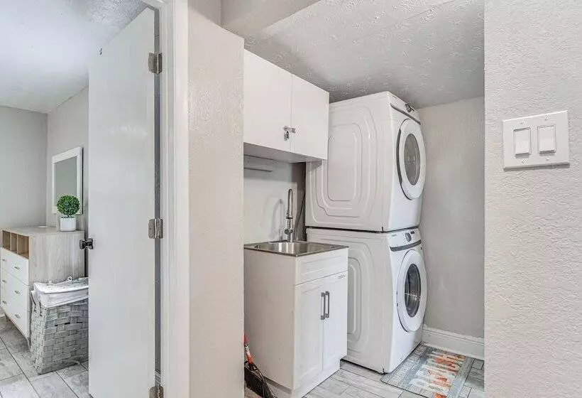 Colorful St Petersburg Gem W/ Patio, Near Beaches!