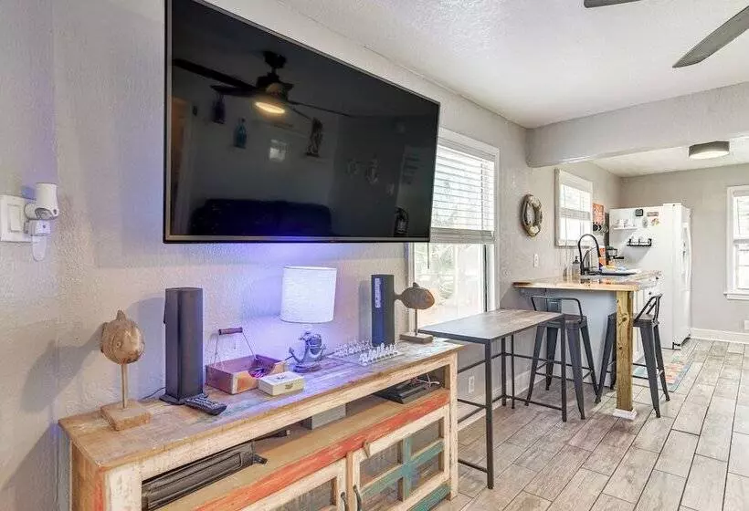Colorful St Petersburg Gem W/ Patio, Near Beaches!