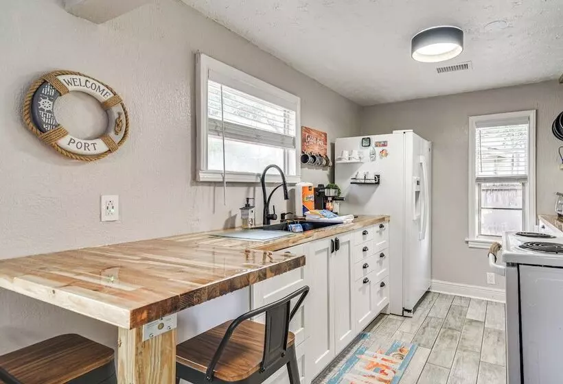Colorful St Petersburg Gem W/ Patio, Near Beaches!