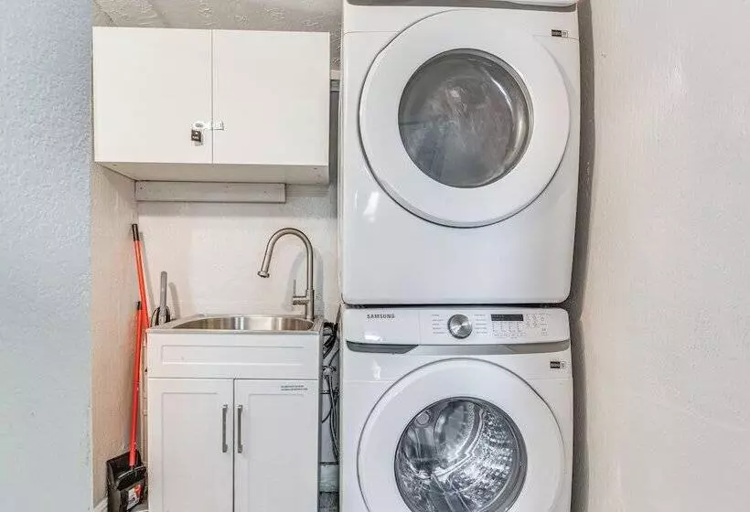 Colorful St Petersburg Gem W/ Patio, Near Beaches!