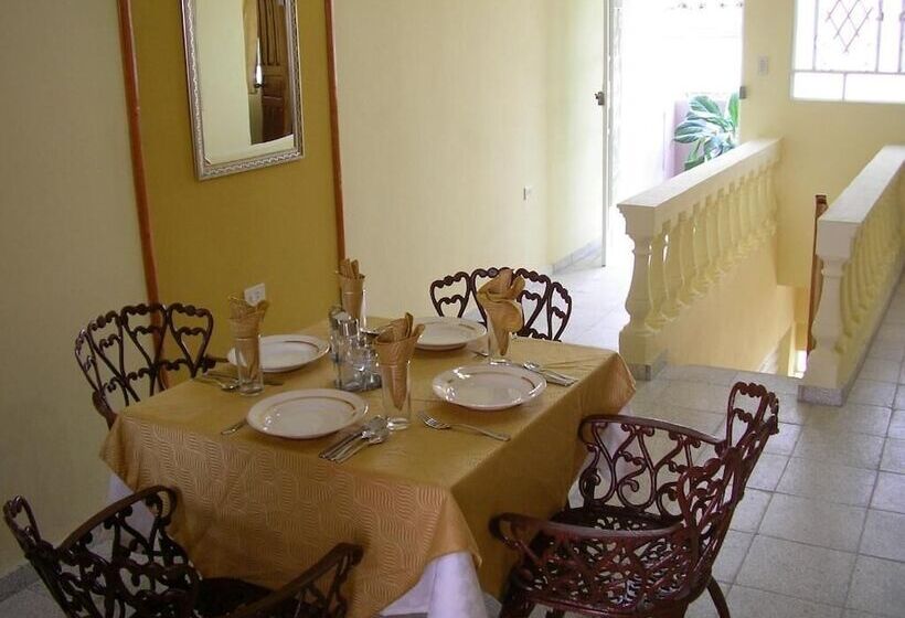 پانسیون Hostal D'sara