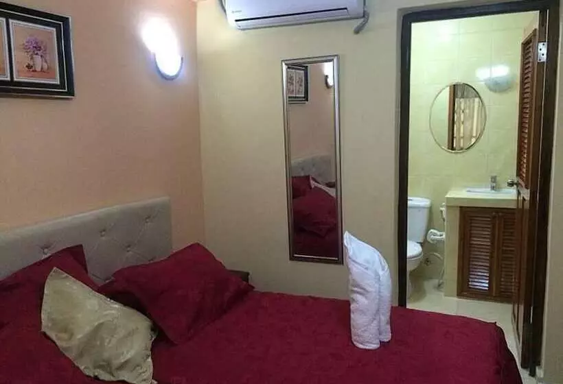 ペンション Hostal D'sara