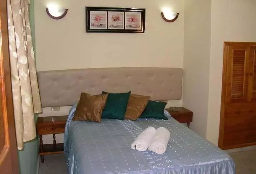 ペンション Hostal D'sara