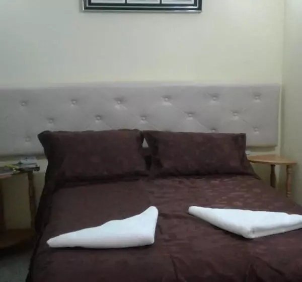 ペンション Hostal D'sara