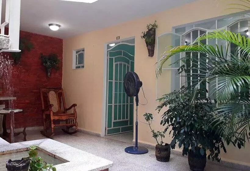 ペンション Hostal Vista Al Mejunje
