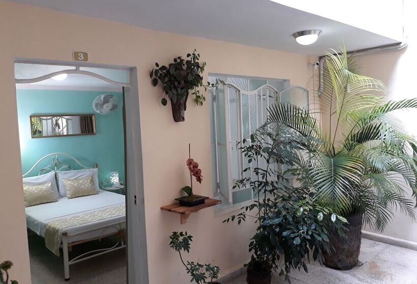 پانسیون Hostal Vista Al Mejunje