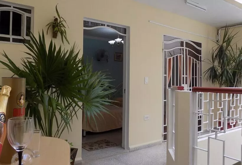 ペンション Hostal Vista Al Mejunje
