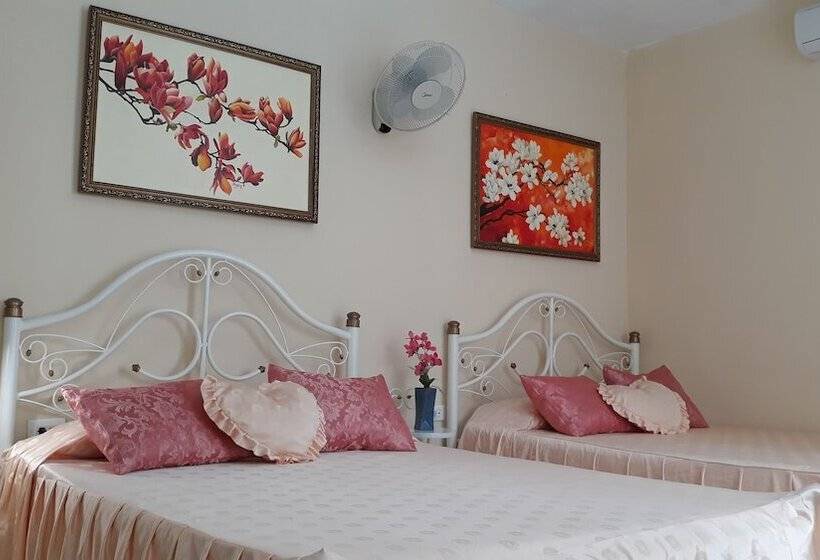 پانسیون Hostal Vista Al Mejunje