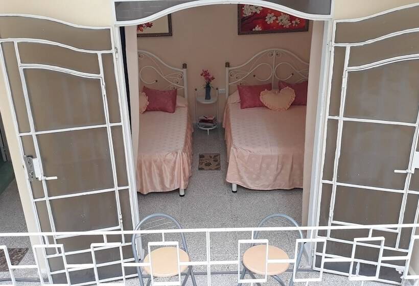 پانسیون Hostal Vista Al Mejunje