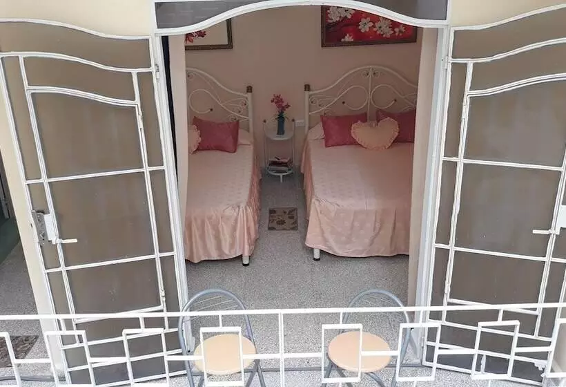 ペンション Hostal Vista Al Mejunje