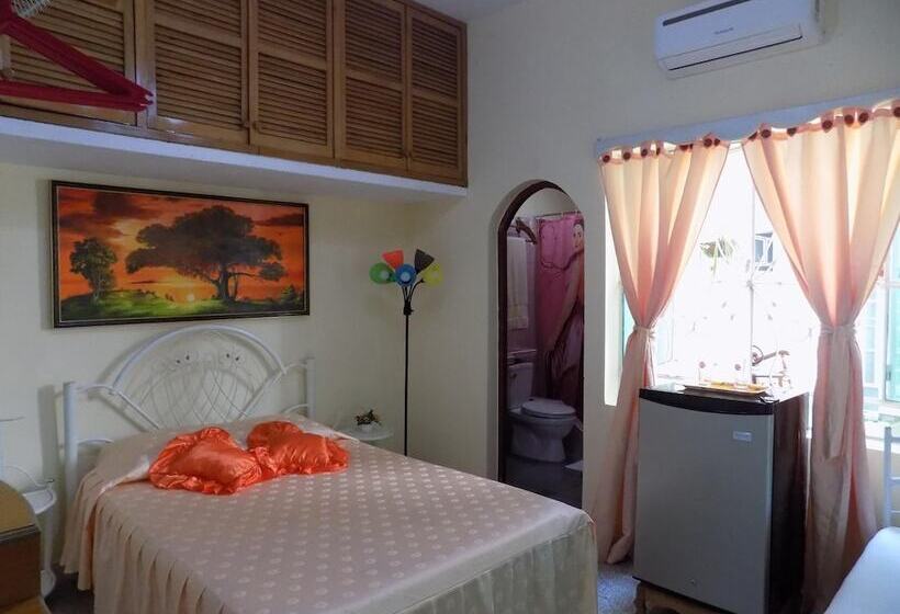 پانسیون Hostal Vista Al Mejunje