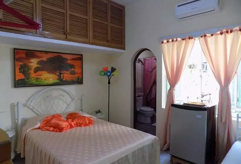 ペンション Hostal Vista Al Mejunje