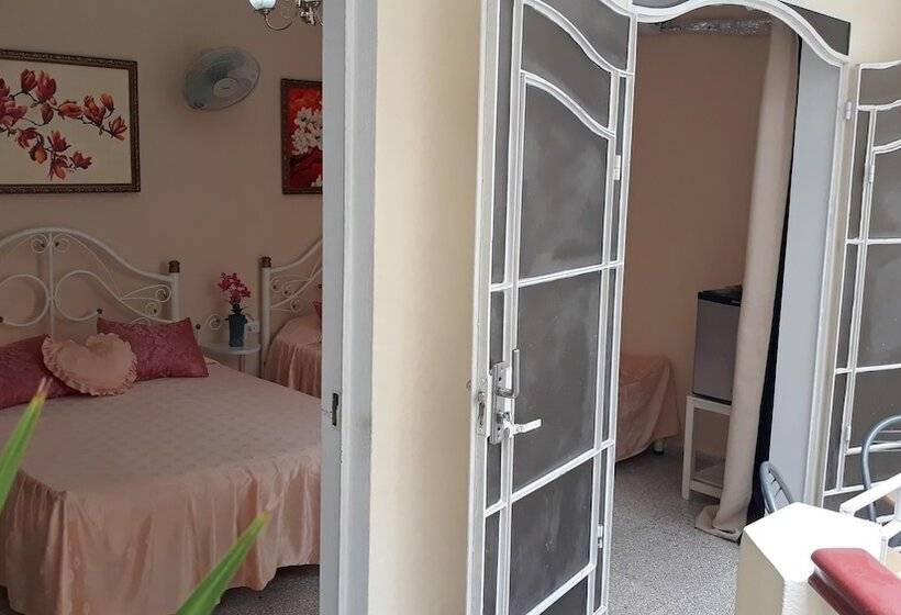 پانسیون Hostal Vista Al Mejunje