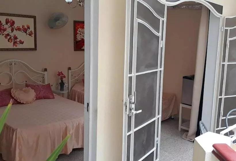 ペンション Hostal Vista Al Mejunje