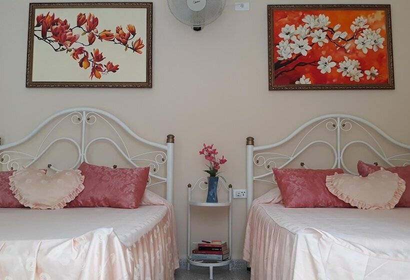 پانسیون Hostal Vista Al Mejunje